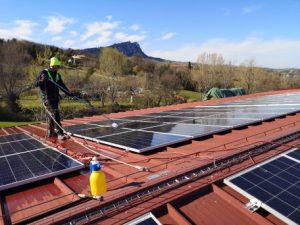 Pulizia impianto fotovoltaico con utilizzo della linea vita